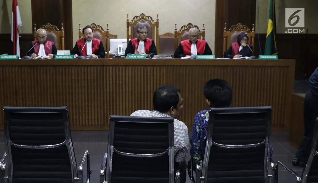 Para terdakwa kasus dugaan suap terkait pencemaran limbah sawit, Edy Rosada (duduk, kedua kanan) dan Arisavanah saat sidang putusan di Pengadilan Tipikor, Jakarta, Rabu (3/7/2019). Edy Rosada dan Arisavanah dijatuhi hukuman empat tahun penjara, denda Rp200 juta . (Liputan6.com/Helmi Fithriansyah)