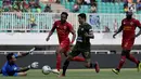 Gelandang Tira Persikabo, Ciro Henrique, berusaha melewati kiper Kalteng Putra, Dimas Galih, pada laga Shopee Liga 1 di Stadion Pakansari, Bogor, Jumat (26/7). Tira Persikabo menang 5-2 atas Kalteng. (Bola.com/Yoppy Renato)