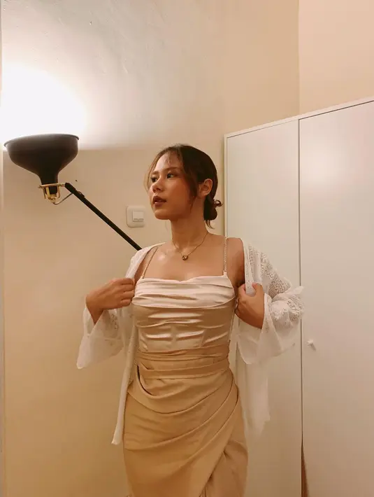 <p>Padu padan unik ala Nadin, outer brokat cocok dipasangkan dengan silk dress. [Instagram/cakecaine]</p>