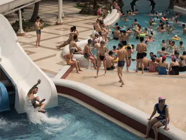 Suasana di dalam Munsu Water Park, Pyongyang, Korea Utara, Minggu (16/4). Munsu Water Park merupakan obyek wisata favorit bagi warga Korea Utara. (AFP PHOTO / ED JONES)