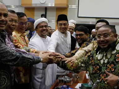 Imam Besar FPI  Rizieq Shihab (keempat dari kiri) bersama sejumlah tokoh GNPF MUI berjabat tangan dengan anggota Komisi III DPR saat mendatangi Komisi III di Gedung Nusantara II, Kompleks Parlemen Senayan, Jakarta, Selasa (17/1). (Liputan6.com/JohanTallo)