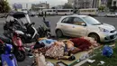 Sementara, ratusan lainnya mengalami luka-luka. Tampak dalam foto, para pengungsi yang melarikan diri dari serangan udara Israel di Dahiyeh, pinggiran selatan Beirut, tidur di Lapangan Martir di pusat kota Beirut, Lebanon, Sabtu 7 Maret 2026. (AP Photo/Bilal Hussein)