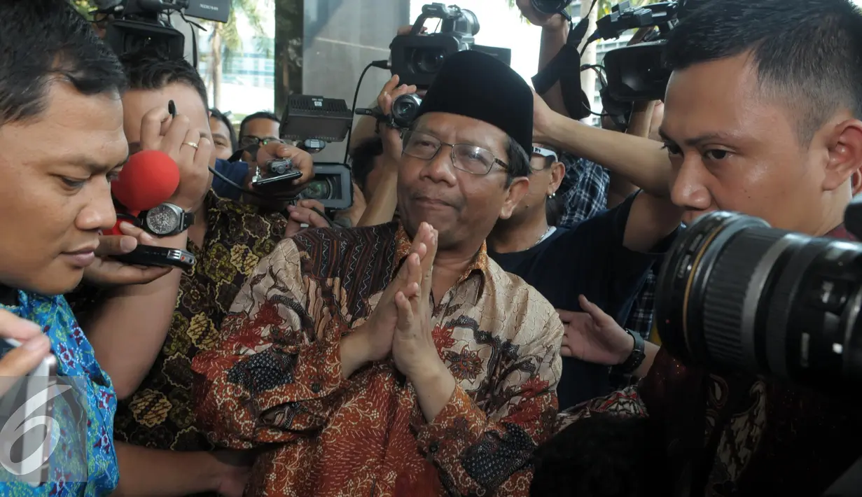 Koordinator Presidium Korps Alumni Himpunan Mahasiswa Islam (KAHMI) Mahfud MD mendatangi Gedung KPK, Jakarta, Jumat (13/5/2016). Kedatangan Mahfud untuk menjadi khatib Jumat di KPK. (Liputan6.com/Helmi Afandi)