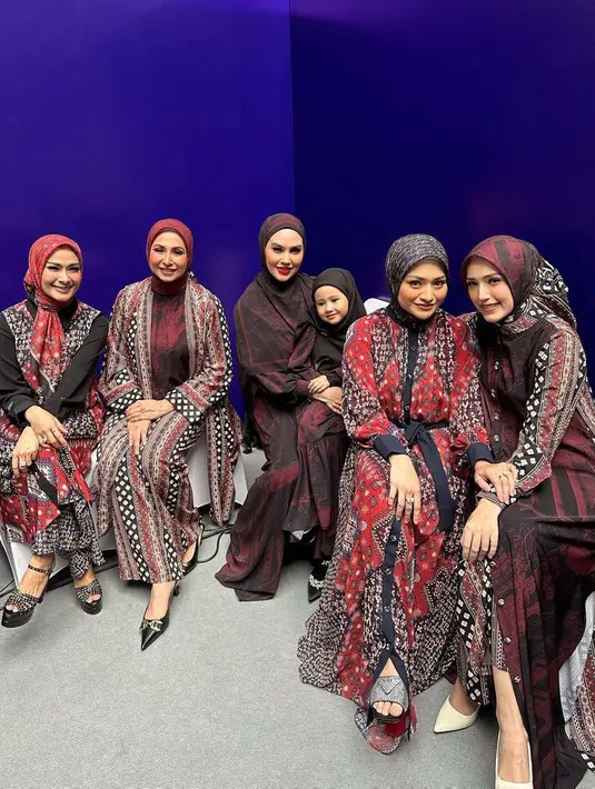 Sederet seleb jadi muse dalam koleksi Mandjha by Ivan Gunawan. Menghadirkan banyak pilihan dari seri sarimbit sampai motif eksklusif yang elegan dan cantik. [Foto: @mandjha.ivangunawan]