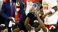 Bintang Toronto Raptors, Kawhi Leonard (bawa trofi) dinobatkan sebagai most valuable player (MVP) NBA Finals 2019, Jumat (14/6/2019). (AFP/Ezra Shaw)