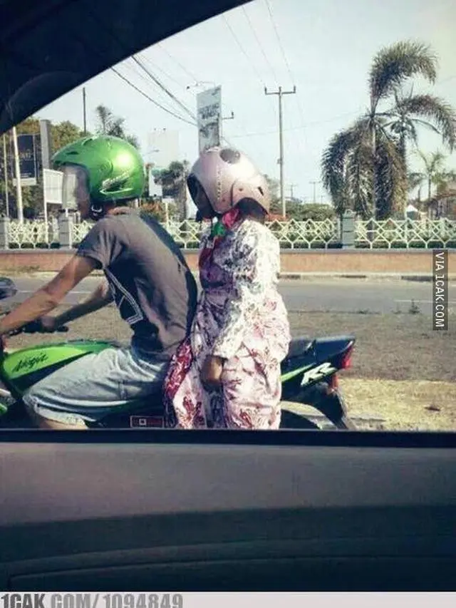 Kumpulan Potret Cara Nyeleneh Ibu-Ibu Memasang Helm Sepeda Motor (ist)