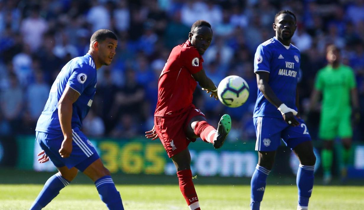 Aksi Sadio Mane melepaskan umpan pada laga lanjutan Premier League yang berlangsung di Stadion Millenium, Cardiff, Minggu (21/4). Liverpool menang 2-0 atas Cardiff City. (AFP/Geoff Caddick)