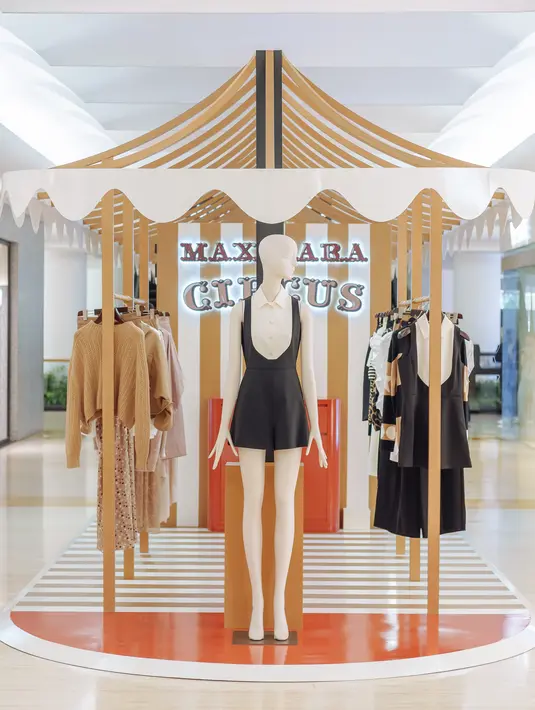 <p>Seakan berseru untuk berani unjuk diri dalam panggung sandiwara dunia. Jadilah wanita pertunjukan masa kini dengan busana spektakuler seperti shirt dress poplin, siluet rok genit yang tak terduga; coat panjang organza dengan bentuk trapeze; gaun mini yang menonjolkan belahan di depan; dan celana pendek mikro twill dengan konstruksi pannier dan polkadot di seluruh bagian. / Foto dok: Fimela.com.</p>