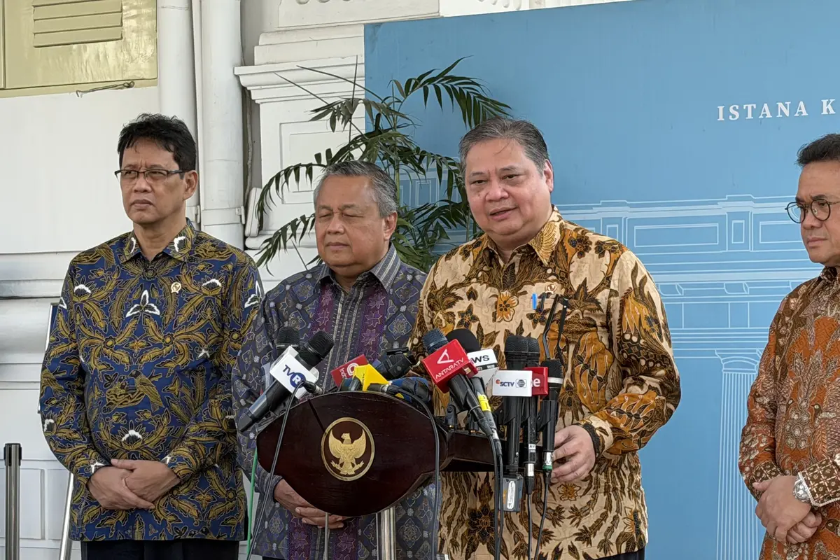Menteri Koordinator Bidang Perekonomian Airlangga Hartarto bersama beberapa menteri lain memberikan keterangan di Kompleks Istana Kepresidenan Jakarta, Kamis (21/5/2026). (Liputan6.com/Lizsa)