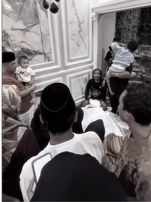 6 Momen Haru Raffi Ahmad dan Irfan Hakim Gendong Bayi Kembar Mpok Alpa di Rumah Duka