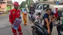 Petugas Palang Merah Indonesia (PMI)  membantu warga membawa air galon di RW 08. Cipayung Jaya, Kota Depok, Jawa Barat, Jumat (14/07/2026).