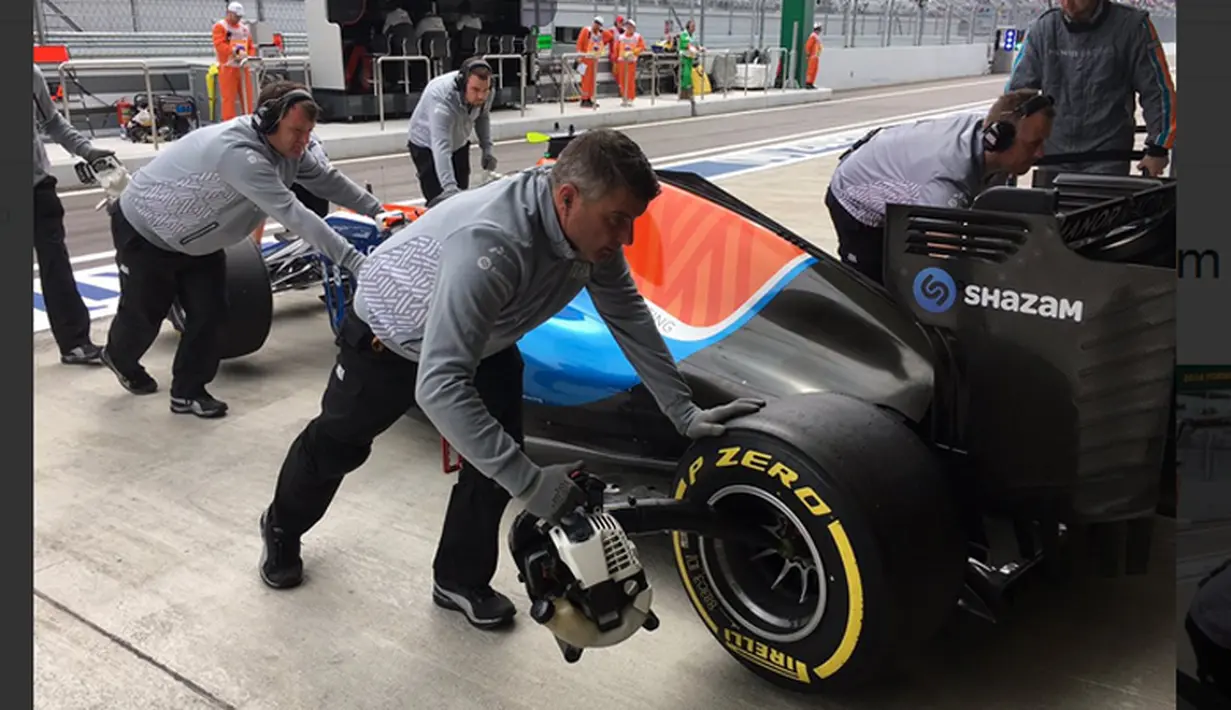 Pebalap Manor Racing asal Indonesia, Rio Haryanto, berada di depan rekan timnya, Pascal Wehrlein yang berada di posisi ke-20 dalam latihan bebas ketiga F1 GP Rusia di Sirkuit Sochi Autodrom, Rusia, Sabtu (30/4/2016). (Bola.com/Twitter/Manorracing)