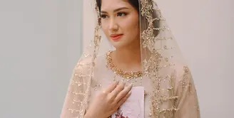1. Pengajian dan siraman yang digelar oleh Ochi mengusung adat Sunda yang khas. Dekorasi bernuansa cerah dengan sentuhan floral semakin memperindah suasana.