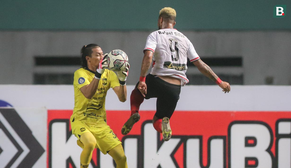 Kiper PSIS Semarang, Jandia Eka Putra (kiri) berusaha mengamankan bola dari pemain Madura United, Rafael Feital Da Silva dalam laga pekan ke-5 BRI Liga 1 2021/2022 di Stadion Wibawa Mukti, Cikarang, Rabu (29/09/2021). Kedua tim bermain imbang 0-0. (Bola.com/Bagaskara Lazuardi)