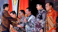 Wakil Wali Kota Padang Panjang, Drs. Asrul mewakili Pemerintah Kota Padang Panjang menerima penghargaan PPKM Award dari Presiden Joko Widodo.