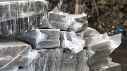 Barang bukti paket kokain ditunjukkan di Hamburg, Jerman (2/8/2019). Bea Cukai Hamburg berhasil mengamankan 200 tas olahraga yang berisi lebih dari 4.200 paket kokain.  (Hamburg Customs Investigation Office/AFP)