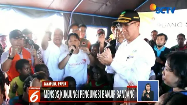 Mensos Kunjungi Pengungsi Korban Banjir di Sentani
