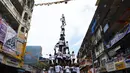 Pemuda India membentuk piramida manusia dalam perayaan Festival Janmashtami di Mumbai, Senin (3/9). Piramida manusia itu untuk memecahkan pot berisikan susu yang menggantung di langit-langit rumah supaya bisa diambil isinya. (INDRANIL MUKHERJEE/AFP)