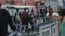 Wisatawan memadati kapal di dermaga Pelabuhan Kali Adem, Muara Angke, Jakarta, Sabtu (28/4). Beberapa tempat wisata Kepulauan Seribu masih menjadi primadona bagi para wisatawan untuk mengisi libur akhir pekan. (Merdeka.com/Iqbal S. Nugroho)