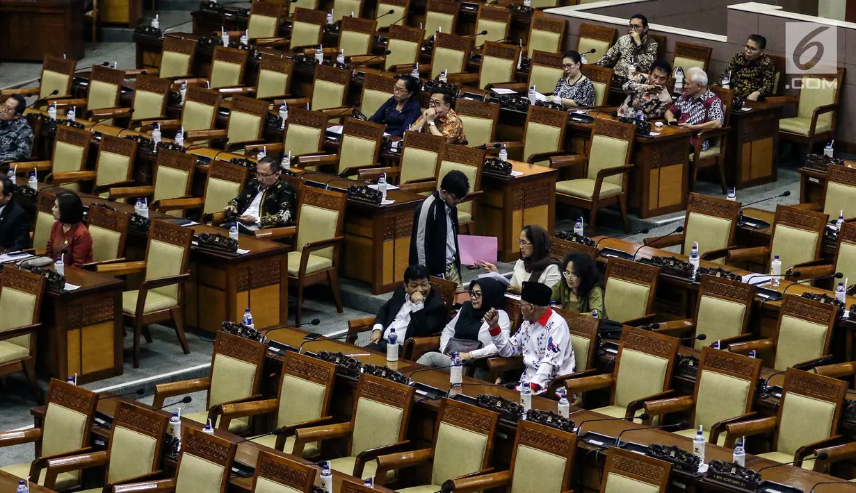 Sejumlah anggota dewan mengikuti Rapat Paripurna DPR, Jakarta, Kamis (25/7/2019). Pansus meminta Presiden Joko Widodo memecat Menteri BUMN Rini Soemarno dan Dirut Pelindo II Elvyn G Masassya. (Liputan6.com/JohanTallo)