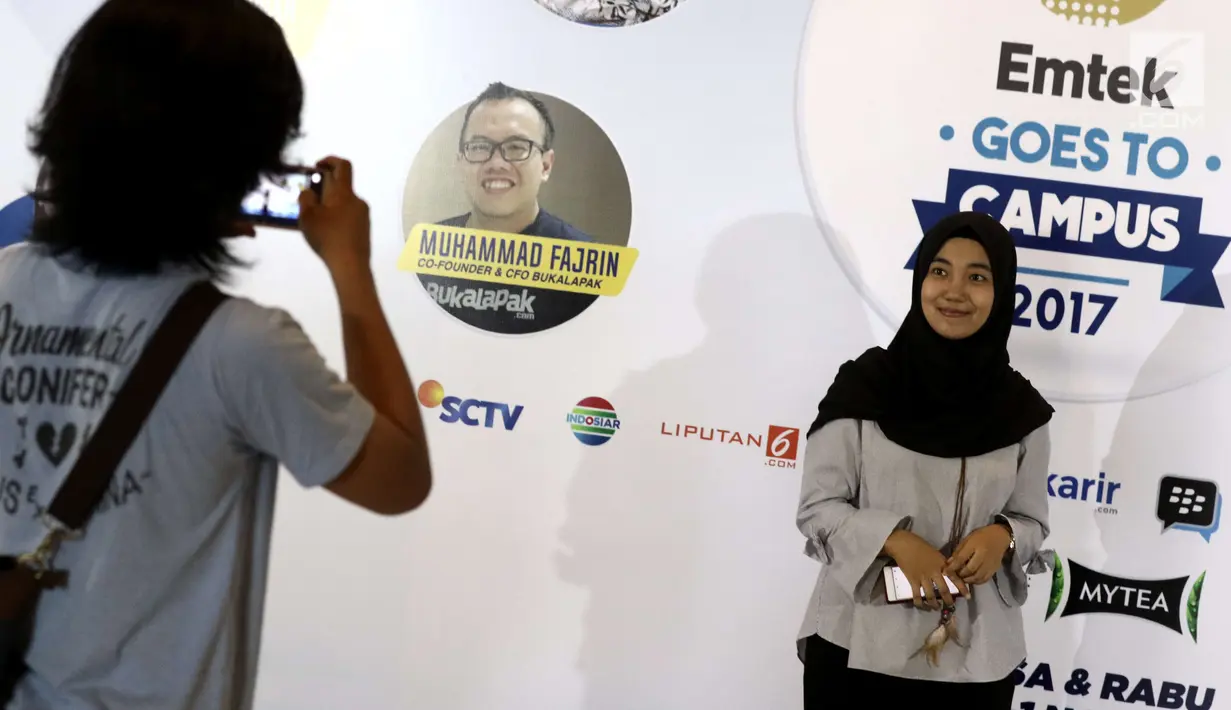 Seorang peserta berfoto di booth acara EMTEK Goes To Campus (EGTC) 2017 di Grha Sabha Pramana Kampus UGM, Yogyakarta, Selasa (31/10). EGTC Yogyakarta berlangsung pada 31 Oktober 2017 dan 1 November 2017. (Liputan6.com/Helmi Afandi)