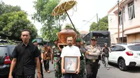 Prosesi pelepasan jenazah nenek Presiden Jokowi, Sani Wirorejo di Solo, Jateng, Sabtu (24/10/2015). (Liputan6.com/Reza Kuncoro)