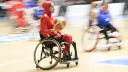 Pebasket Iran, Somayeh Kohzadpour, membawa bola saat Asian Para Games di Hall Basket Senayan, Jakarta, Minggu (7/10/2018). (Bola.com/Peksi Cahyo)