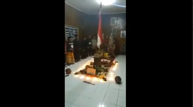 Polisi tetap mengizinkan Paguyuban Siliwangi menggelar ritual kebangsaan di makam Sawunggaling asal berjanji tidak mengulangi Salawat Pancasila. (Liputan6.com/Dian Kurniawan)