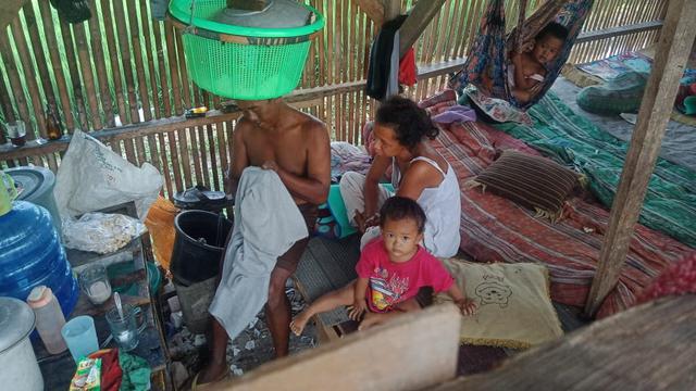 Potret keluarga Abas Basari, warga Desa Gempol, Kecamatan Banyusari, Karawang yang masih terbelenggu kemiskinan. (Liputan6.com/Abramena)