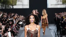 Winnie Harlow berjalan di catwalk mengenakan koleksi Spring/Summer 2018 L'Oreal selama Paris Fashion Week, Minggu (1/10). Wanita cantik ini telah bercita-cita menjadi model sejak masih kecil kendati memiliki penyakit vitiligo. (AP Photo/Kamil Zihnioglu)