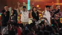 Para paslon menyapa pendukungnya usai Debat Pilgub DKI 2017 putaran kedua, Jakarta, Jumat (27/1). Para paslon terlihat bernyanyi bersama. (Liputan6.com/Faizal Fanani)