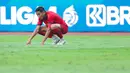 Pemain Persija Jakarta, Rizky Ridho, tampak lesu setelah ditahan imbang Persib Bandung dalam lanjutan Liga 1 Indonesia 2024/2025 di Stadion Patriot Candrabhaga, Bekasi, pada Minggu (16/2/2025). (Bola.com/M Iqbal Ichsan)