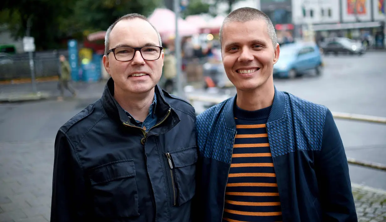 Pasangan Michael (kiri) dan Kai Korok tersenyum di Berlin, (10/10). Anak tersebut telah tinggal bersama sebagai anak asuh sejak lahir. Adopsi terjadi 5 Oktober menurut organisasi hak kaum gay dan lesbian (LSVD). (AFP Photo/dpa/Britta Pedersen/Jerman Out)