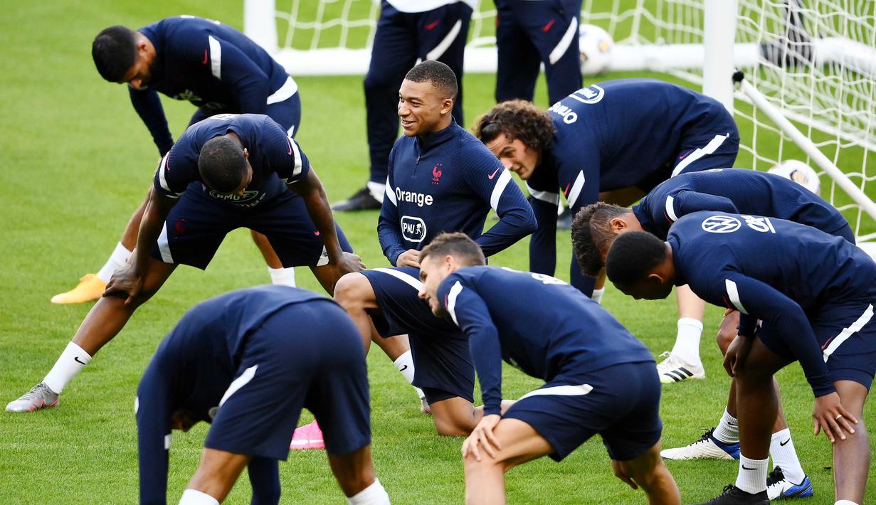 Penyerang Prancis, Kylian Mbappe, mengikuti sesi latihan jelang laga UEFA Nations League di Paris, Senin (7/9/2020). Pemain muda PSG itu akan absen melawan Kroasia karena dinyatakan positif terjangkit COVID-19. (AFP/Franck Fife)