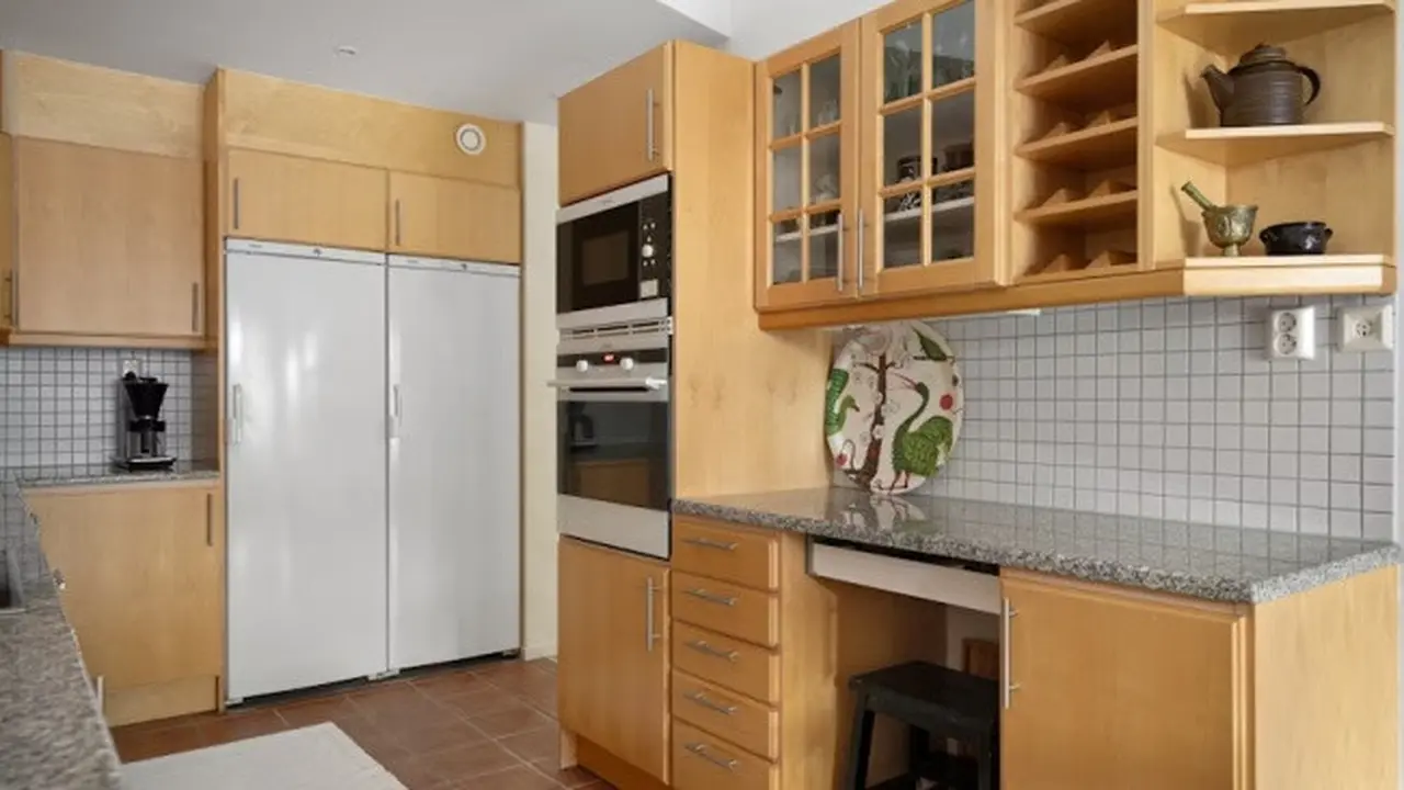 Ilustrasi Dapur dengan Kabinet Gantung (Photo by Lisa Anna on Unsplash)