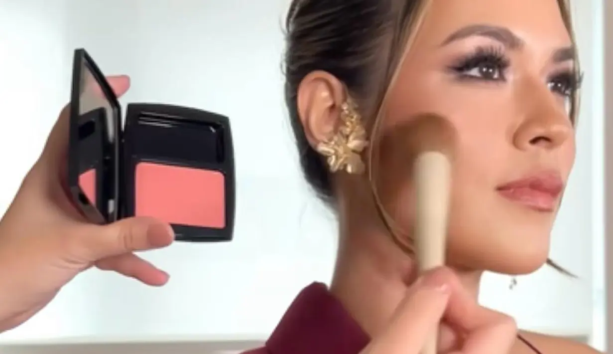 Kemudian, diaplikasikan blush on warna coral pink pada pipi Raisa, yang membuat wajah Raisa terlihat lebih segar.  [@raisa6690/@archangelachelsea]