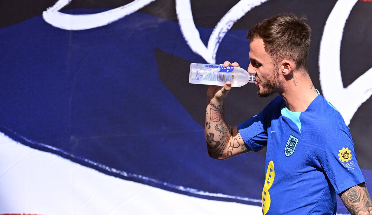 Mereka juga banyak meminum air dingin untuk meredakan panasnya cuaca di tempat latihan. (AFP/Paul Ellis)