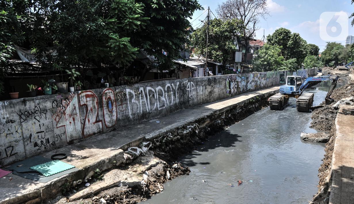 Petugas Sudin SDA Jakarta Pusat menggunakan alat berat saat pengerukan lumpur di Kali Sentiong, Kecamatan Johar Baru, Rabu (22/9/2021). Pengerukan lumpur ini merupakan bagian dari program normalisasi guna memperdalam aliran Kali Sentiong. (merdeka.com/Iqbal S. Nugroho)