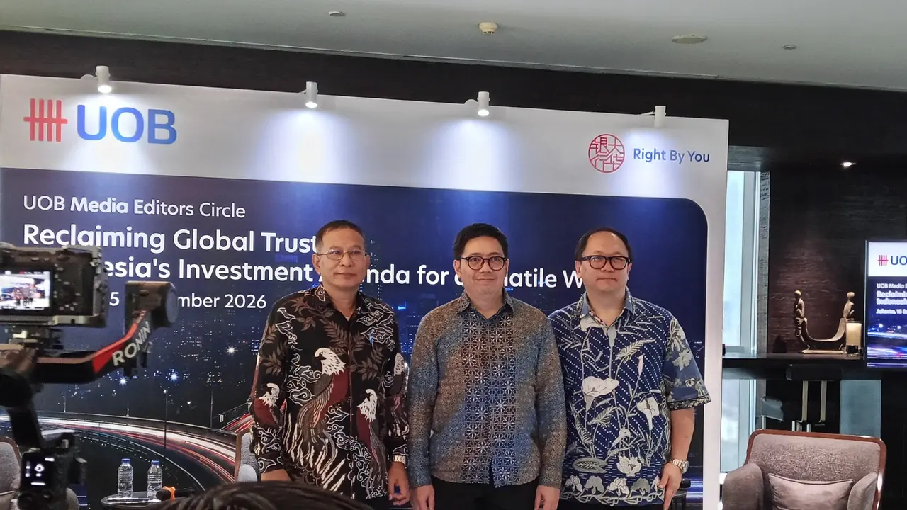 Direktur Promosi Investasi Asia Tenggara, Australia, Selandia Baru dan Pasifik Kementerian Investasi dan Hilirisasi RI/BKPM Saribua Siahaan, Head of Corporate Banking UOB Indonesia Edwin Kadir, dan ASEAN Economist & Senior Vice President Global Economics