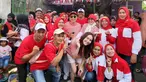 Ini momen kebersamaan Ayu Ting Ting bersama warga sekitar rumahnya. Presenter sekaligus pedangdut satu ini pun tampak begitu santai bergabung dengan warga. (Liputan6.com/IG/@ayutingting92)