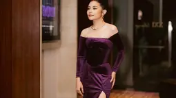 Dalam kesempatan tersebut, Prilly Latuconsina tampil dalam balutan gaun berwarna ungu dengan model off shoulder. Dirinya juga menambahkan aksesoris anting serta kalung saat gala premiere. (Liputan6.com/IG/@prillylatuconsina96)