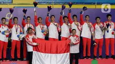 Pemain dan pelatih tim beregu putra Indonesia merayakan gelar juara cabang bulutangkis SEA Games 2019 di Multinlupa Sport Center, Manila, Rabu (4/12/2019). Indonesia mengunci medali emas usai mengalahkan Malaysia 3-1. (Bola.com/M Iqbal Ichsan)