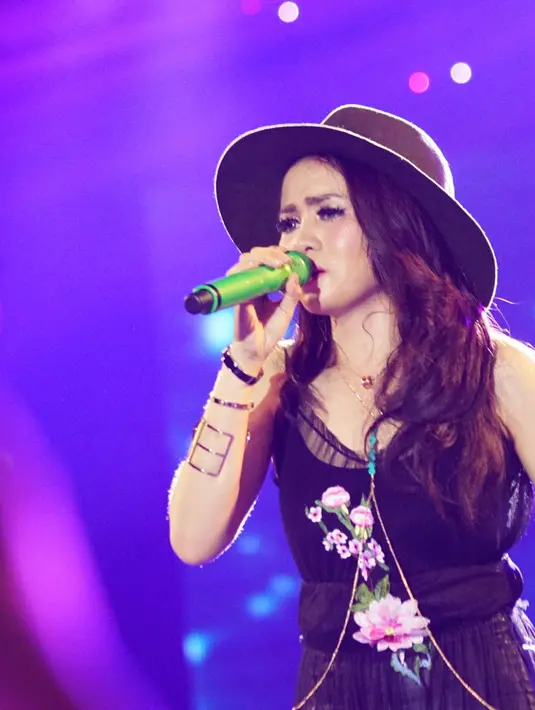 Momo tampil begitu atraktif mulai pukul 21.00 WIB. Momo sang vokalis melantunkan 10 lagu hitsnya. Antara lain, Lumpuhkanlah Ingatanku, Tak Seimbang dan lainnya. (Adrian Putra/Bintang.com)