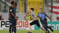 Seorang suporter timnas Inggris masuk ke lapangan saat laga melawan Malta, Jumat (1/9/2017). (AFP/Andreas Solaro)