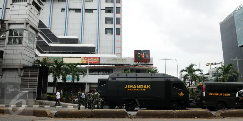 20160114-Petugas Gabungan Jaga Obyek Vital di dekat Gedung Sarinah-Jakarta