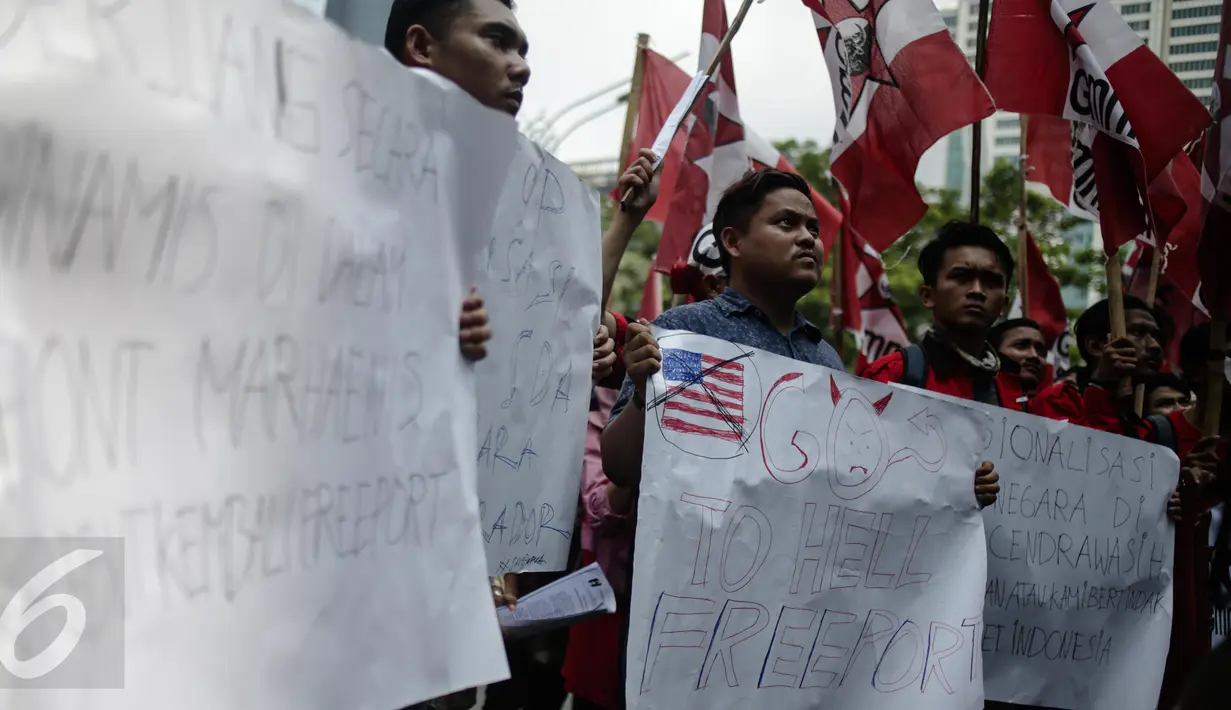 Sejumlah tulisan dibawa saat aksi aksi bela Indonesia di Kantor PT. Freeport Indonesia, Jakarta, Jumat (24/2). Massa GMNI menuntut pemerintah untuk merebut Freeport dari tangan asing. (Liputan6.com/Faizal Fanani)