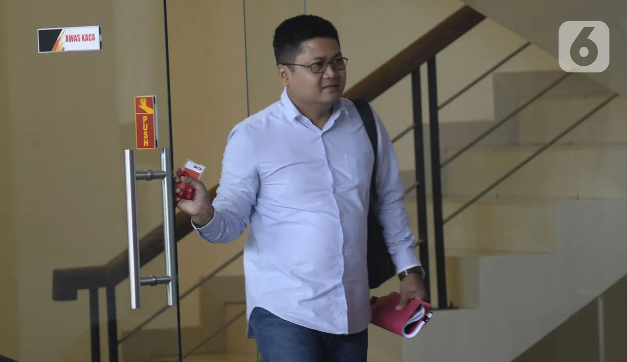 Kepala Sekretariat DPP PDIP, Yoseph Aryo Adhi Darmo usai menjalani pemeriksaan penyidik di Gedung KPK, Jakarta, Kamis (13/2/2020). Yoseph Aryo Adhi Darmo diperiksa sebagai saksi untuk tersangka mantan Komisioner KPU, Wahyu Setiawan. (merdeka.com/Dwi Narwoko)