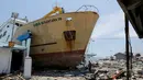 KM Sabuk Nusantara 39 terdampar di antara rumah warga setelah tsunami melanda Palu dan Donggala, Sulawesi Tengah, Selasa (2/10). Anak buah kapal (ABK) KM Sabuk Nusantara 39 yang berjumlah 29 orang selamat. (AP Photo/Tatan Syuflana)