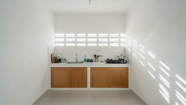 Inspirasi Dapur Belakang dengan Ventilasi Roster Sepanjang Dinding sebagai Solusi Tanpa Bau dan Lembap Model Roster di Ujung