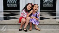 Keakraban Elif dan Tasya saat sela-sela syuting Elif Indonesia, Sentul, Bogor, (6/2). Sinetron andalan SCTV yang telah tayang sejak 1 Februari 2016 itu membuat penggemar jatuh hati dengan kelucuan tingkah pemeran ciliknya. (Liputan6.com/Gempur M Surya)